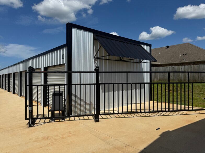More Photos Of 975 Houston st, Bullard Self Storage For Sale