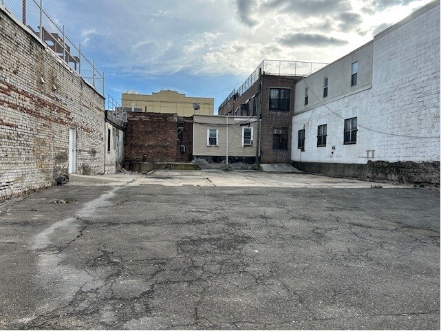 More Photos Of 22 Grattan St, Brooklyn Land For Lease