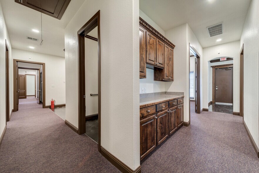 More Photos Of 5849 Park Vista Cir, Keller Showroom For Lease