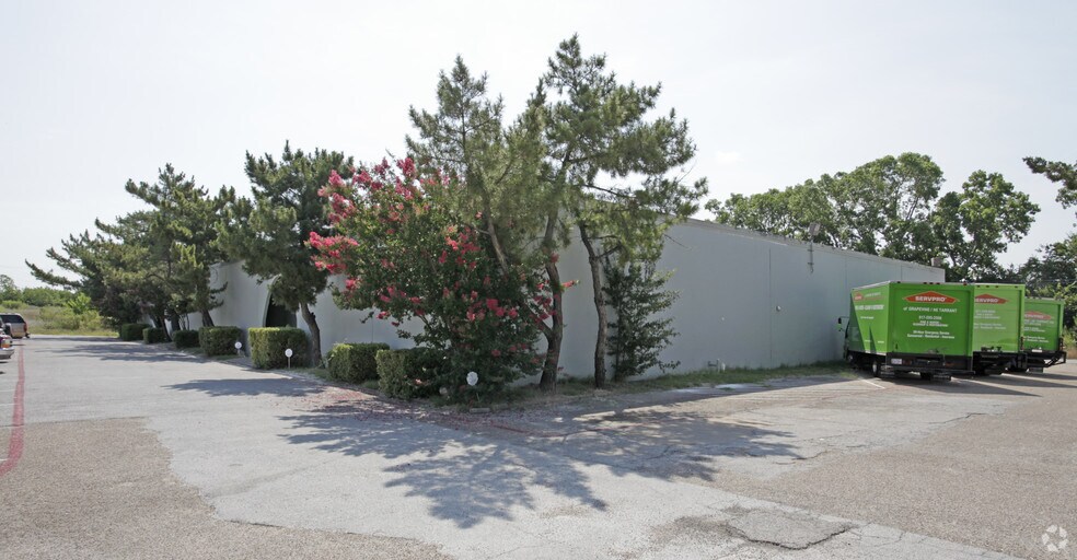 More Photos Of 1507 Central Park Dr, Hurst Warehouse For Lease