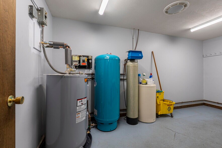 More Photos Of 113 Lafayette Rd, Hampton Falls Light Manufacturing For Lease