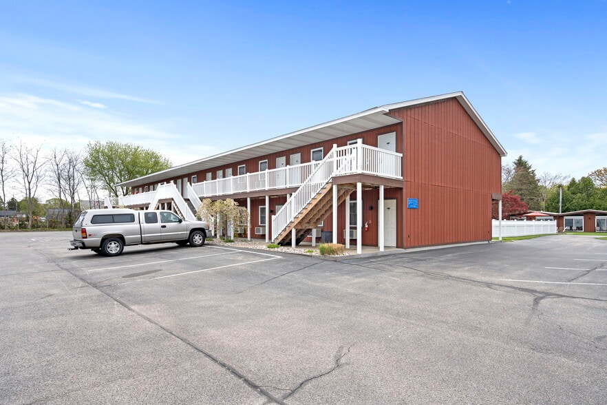More Photos Of 612 N Lakeshore Dr, Ludington Hotel For Sale