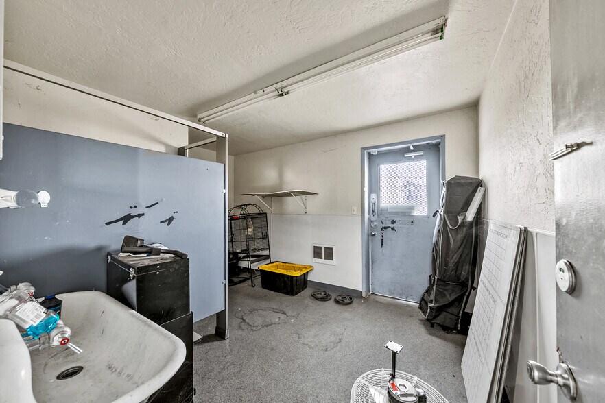 More Photos Of 1405 Antelope Rd, White City Warehouse For Sale