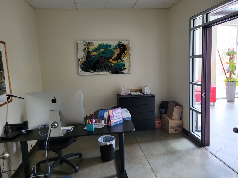 More Photos Of 10 Rue Gaston-Dumoulin, Blainville Light Distribution For Lease