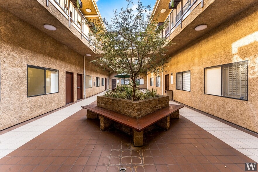 More Photos Of 12240 Venice Blvd, Los Angeles Office For Lease