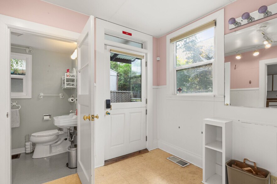 More Photos Of 1516 SE 43rd Ave, Portland Medical For Sale