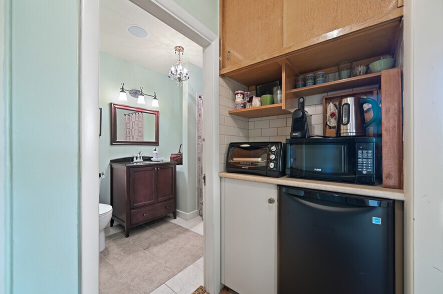 More Photos Of 132 17 Avenue NW, Calgary Office For Sale