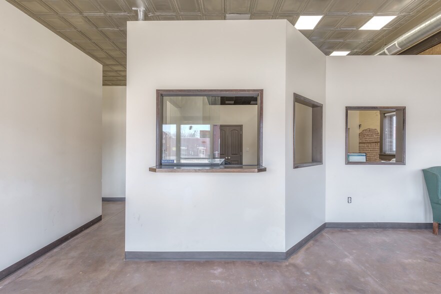 More Photos Of 204 S Broadway, Coweta Office For Sale