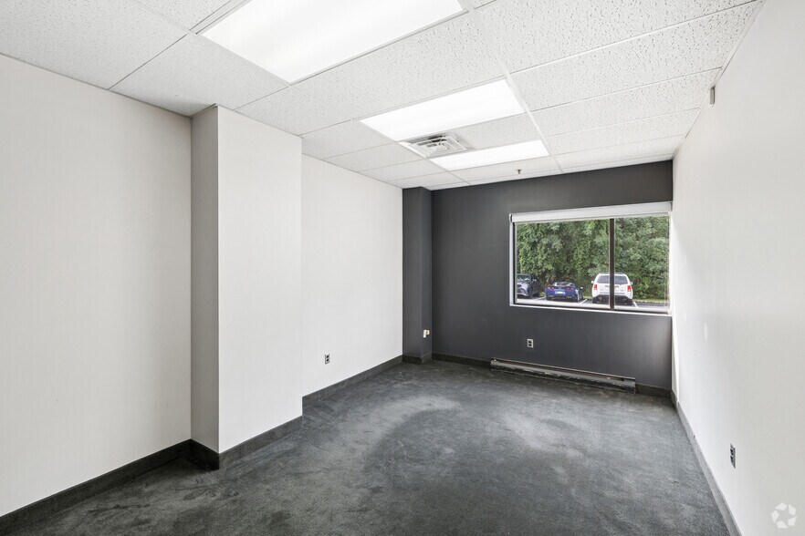 More Photos Of 600 Ryerson Rd, Lincoln Park Warehouse For Lease
