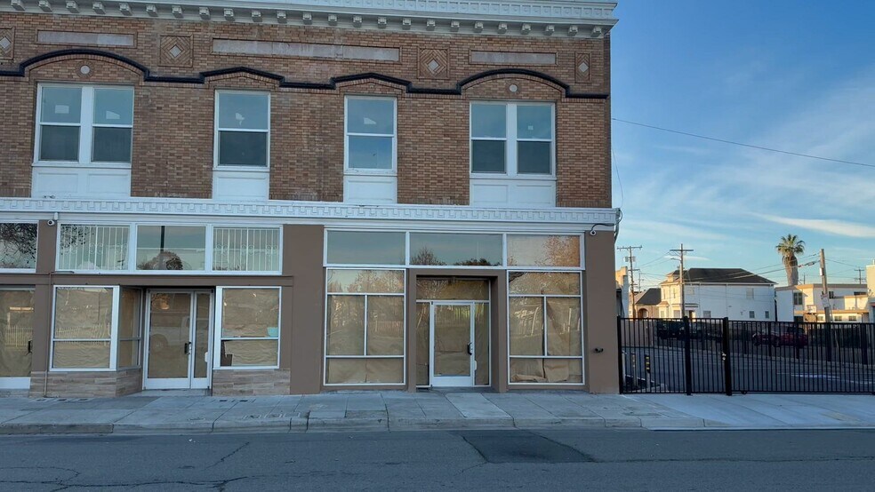 More Photos Of 510 Macdonald Ave, Richmond Storefront Retail Residential For Lease