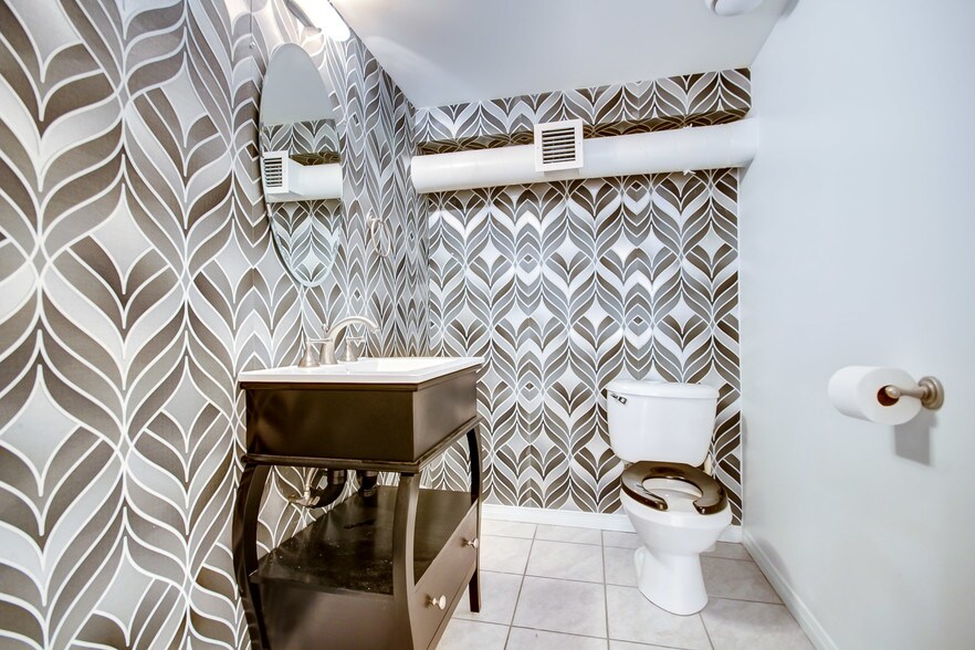 More Photos Of 75 Prom Du Portage, Gatineau Storefront Retail Office For Sale