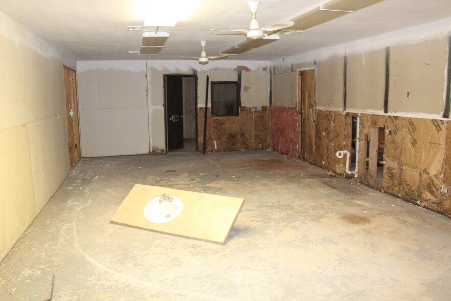 More Photos Of 1421 34th St, Woodward Service For Sale