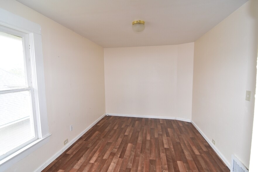 More Photos Of 1512 Franklin St, Vancouver Apartments For Sale