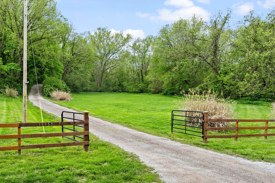 More Photos Of 11155 Hubbard Rd, Kansas City Flex For Sale