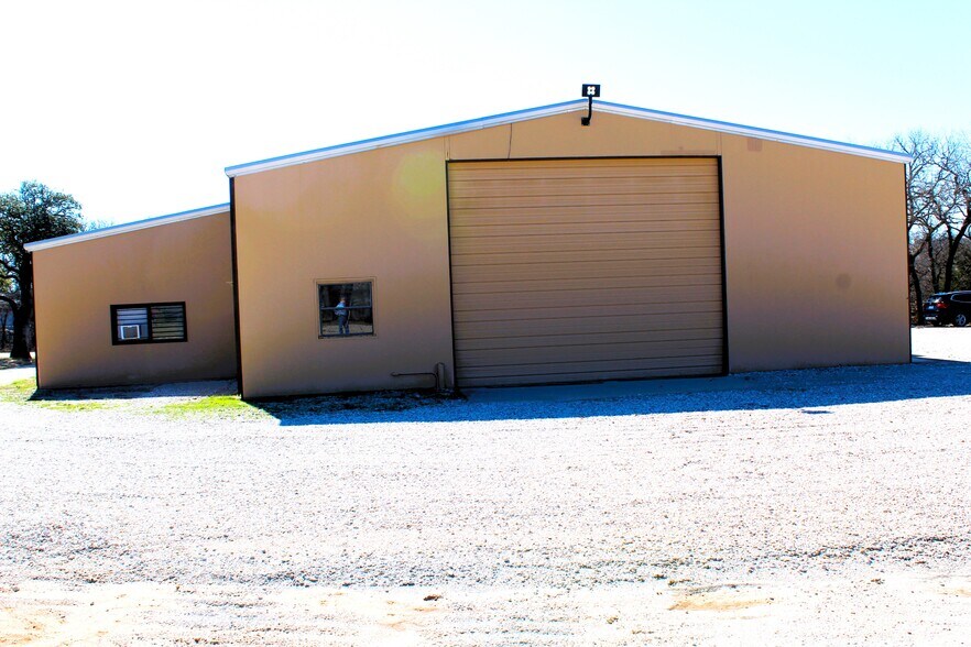 More Photos Of 1808 Barnett Dr, Weatherford Warehouse For Lease