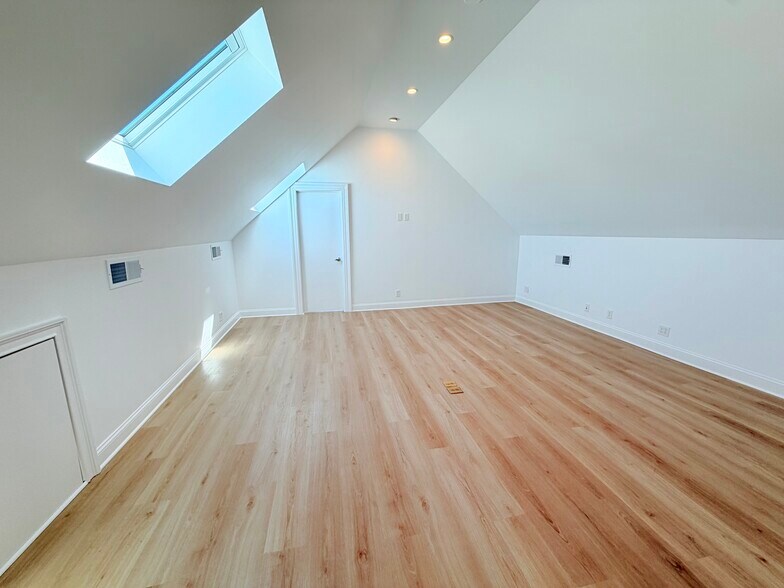 More Photos Of 31 Saint Roch Ave, Greenwich Office Residential For Lease