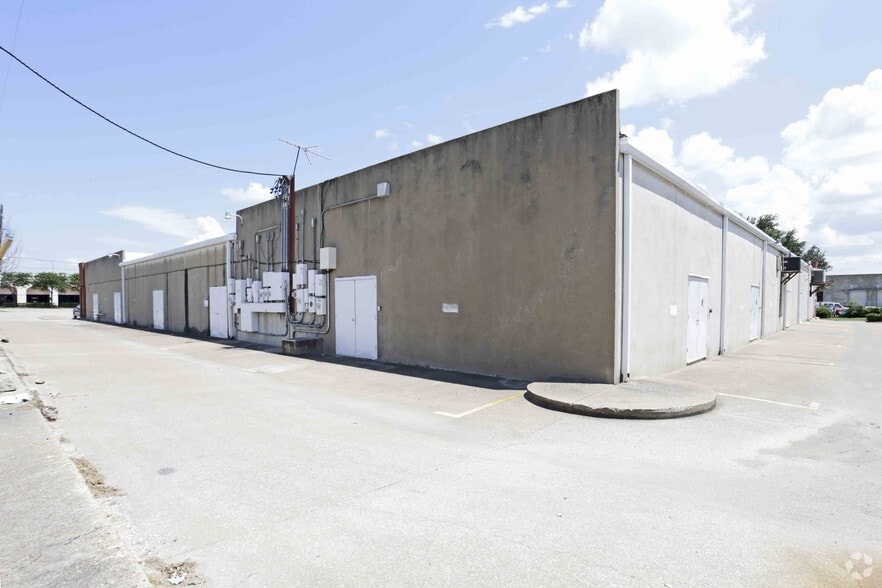 More Photos Of 10875 Plano Rd, Dallas Flex For Lease