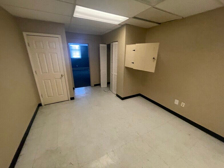 More Photos Of 109 E Hardin St, Greeneville Flex For Sale