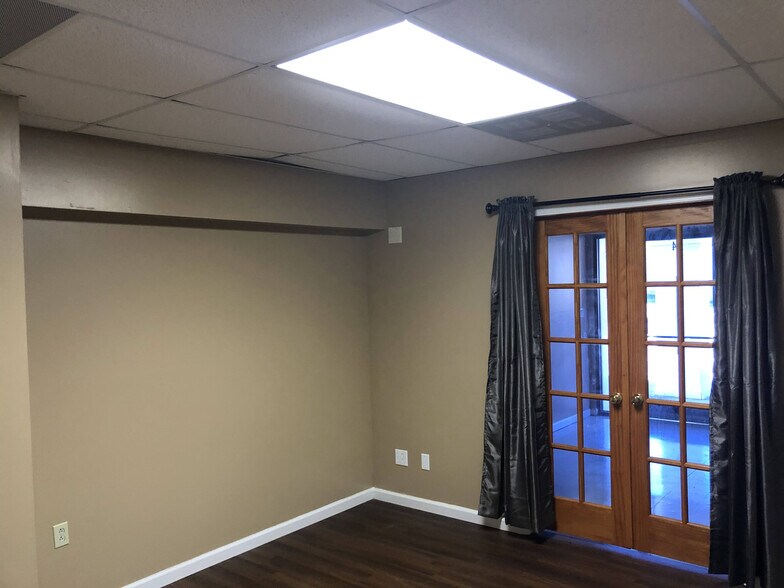 More Photos Of 2016 N Westwood Blvd, Poplar Bluff Freestanding For Sale