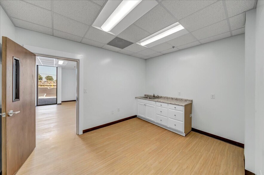 More Photos Of 206 Mathews St, Barnesville Distribution For Sale