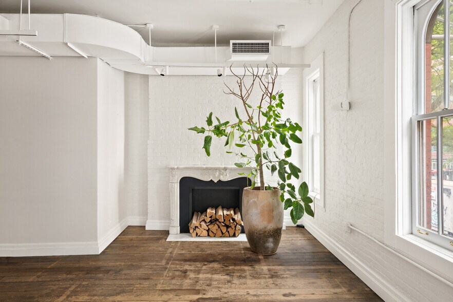 More Photos Of 109 W 17th St, New York Storefront Retail Office For Lease