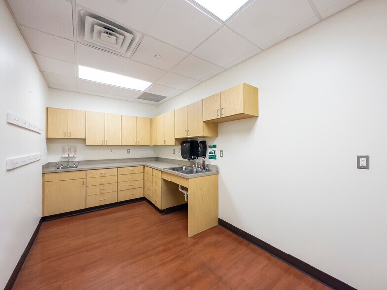 More Photos Of 261 Old York Rd, Jenkintown Medical For Lease