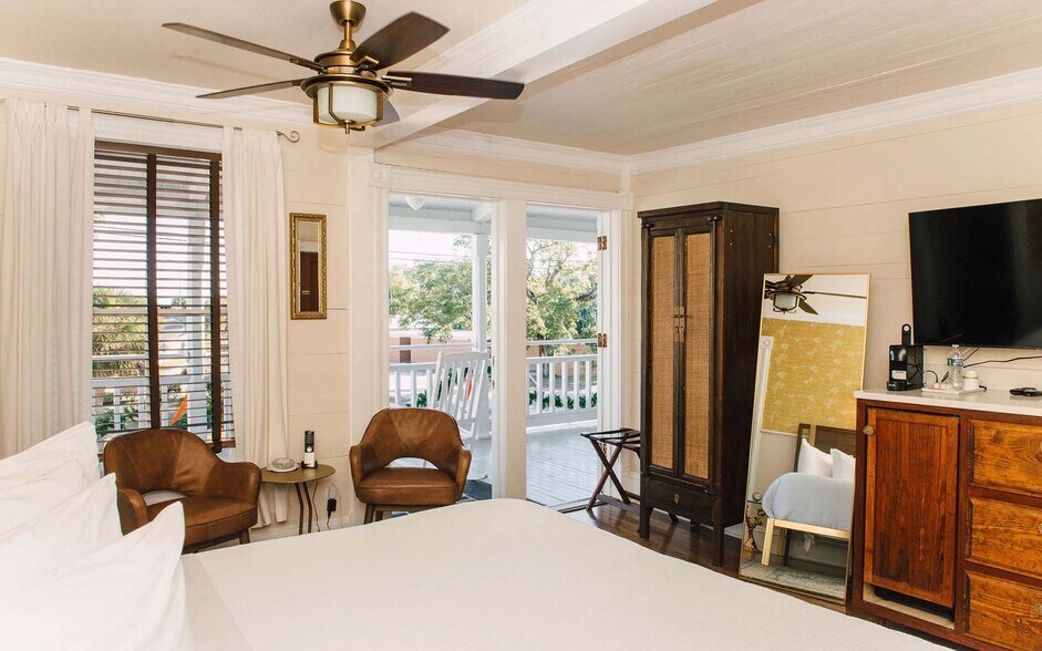 More Photos Of 51 Avenue C, Apalachicola Hotel For Sale