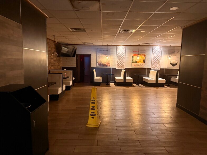 More Photos Of 40 S Court St, Athens Fast Food For Lease