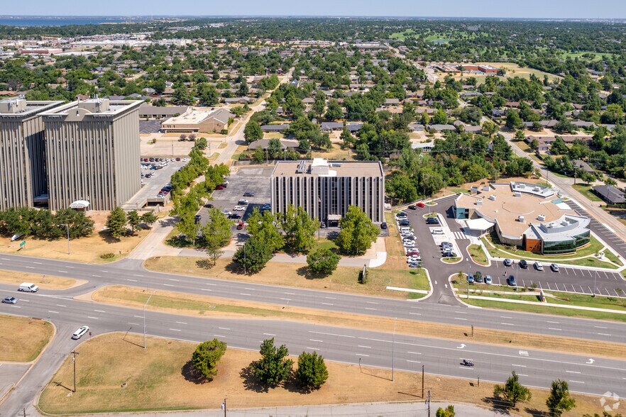 More Photos Of 2525 NW Expressway St, Oklahoma City Office For Lease