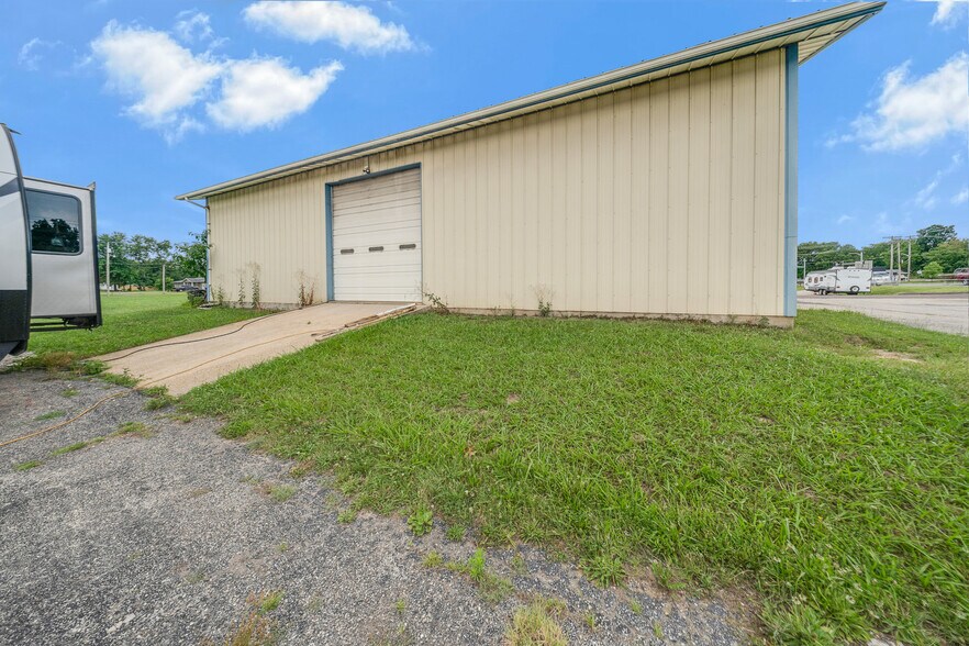 More Photos Of 305 W Scenic Rivers Blvd, Salem Specialty For Sale
