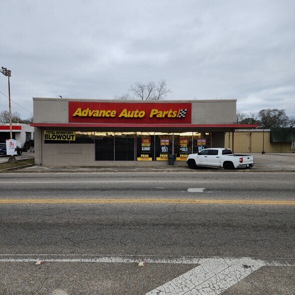 More Photos Of 101 W Cumming Ave, Opp Freestanding For Lease