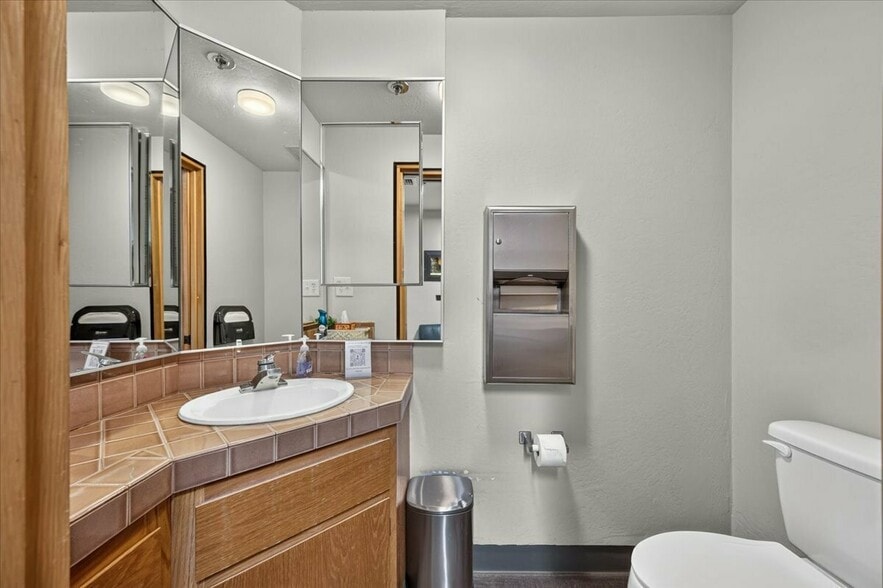 More Photos Of 2600 W Shaw Ln, Fresno Office For Sale