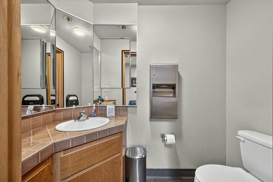More Photos Of 2600 W Shaw Ln, Fresno Office For Sale