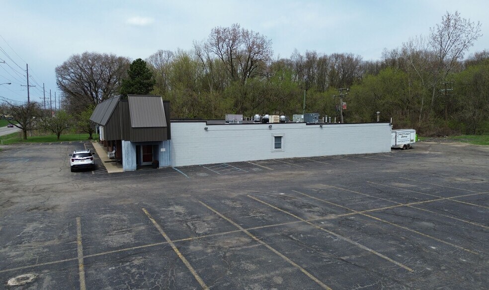 More Photos Of 1575-1605 S Ortonville Rd, Ortonville Storefront For Lease