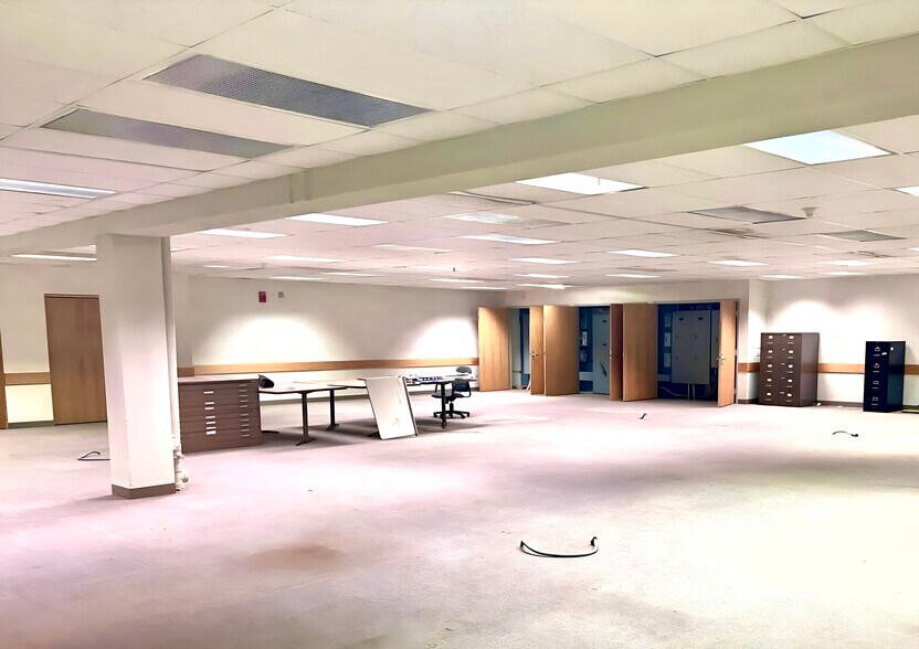 More Photos Of 2378 Wilshire Blvd, Mound Warehouse For Lease