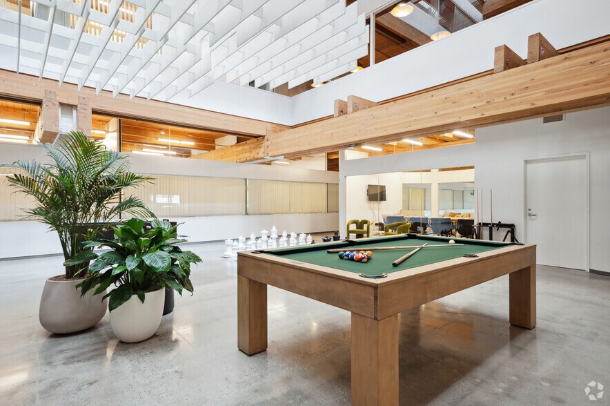 More Photos Of 4444 W Lakeside Dr, Burbank Loft Creative Space For Lease