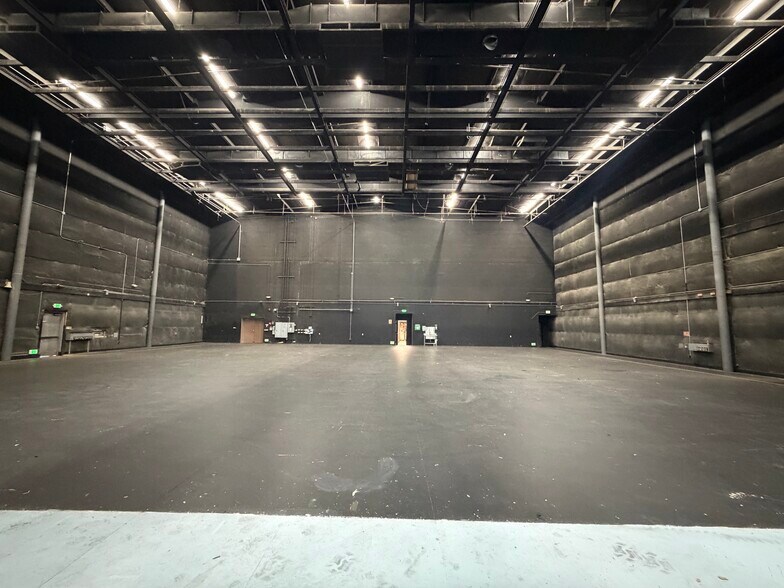 More Photos Of 13927 Saticoy St, Panorama City Movie Radio TVStudio For Lease