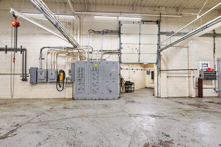 More Photos Of 303 Elgin Ave, Elgin Industrial For Sale