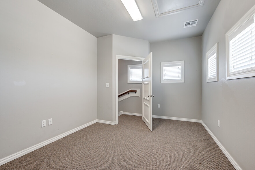 More Photos Of 450 E Main St, Yukon Religious Facility For Sale