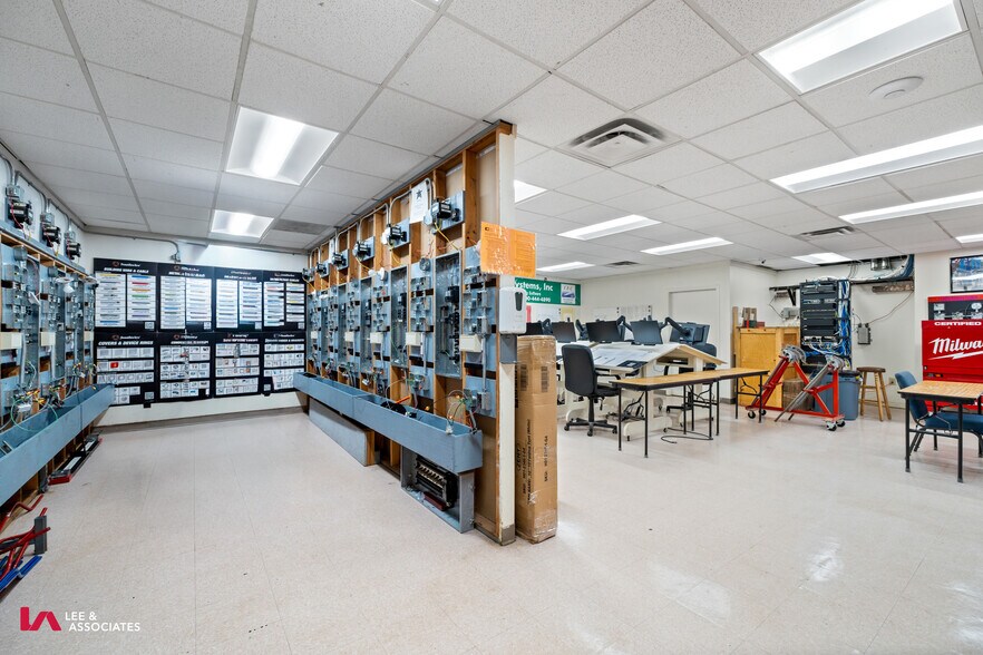 More Photos Of 4500 Winters Chapel Rd, Atlanta Office Residential For Sale