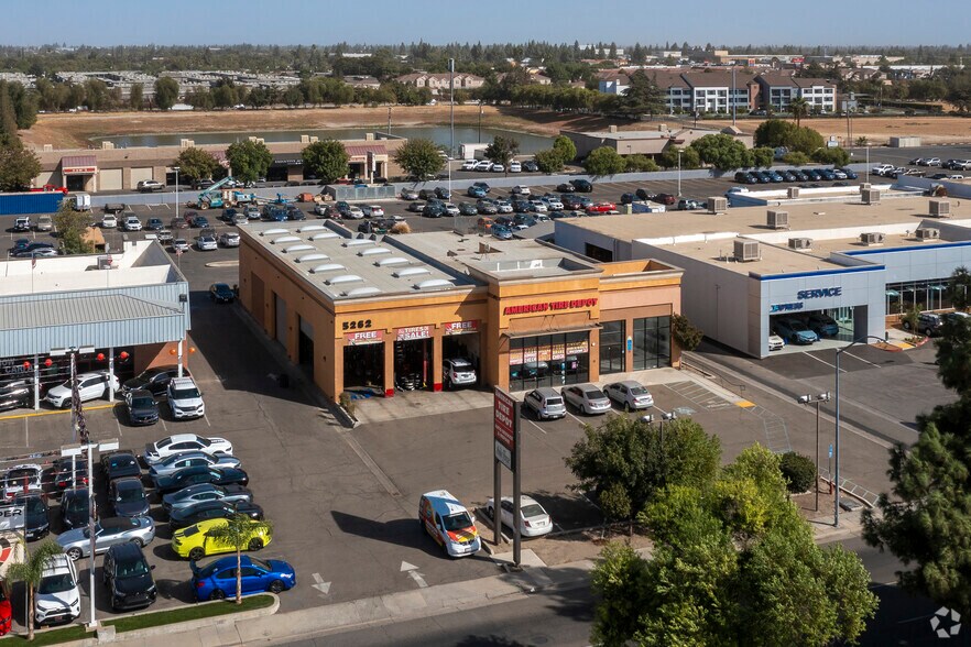 Primary Photo Of 5262 N Blackstone Ave, Fresno Flex For Lease