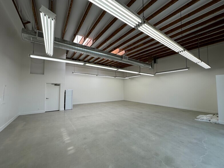 More Photos Of 2025 Blake Ave, Los Angeles Warehouse For Lease