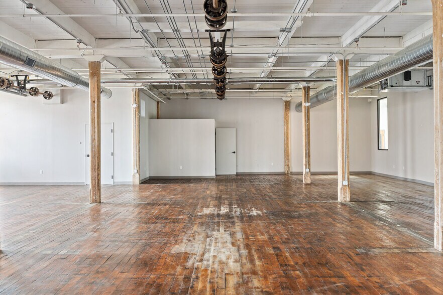 More Photos Of 205 Manufacturers Rd, Chattanooga General Retail For Lease