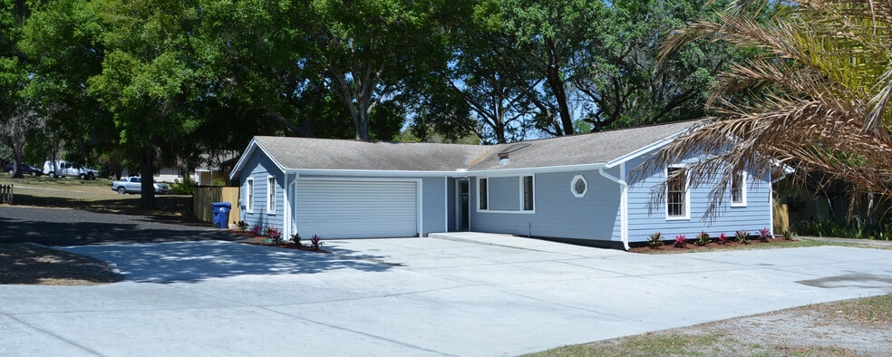 More Photos Of 697 E Anderson Rd, Groveland Storefront Retail Residential For Sale