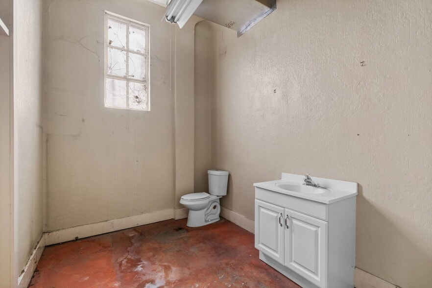 More Photos Of 135 E Cevallos St, San Antonio Manufacturing For Lease