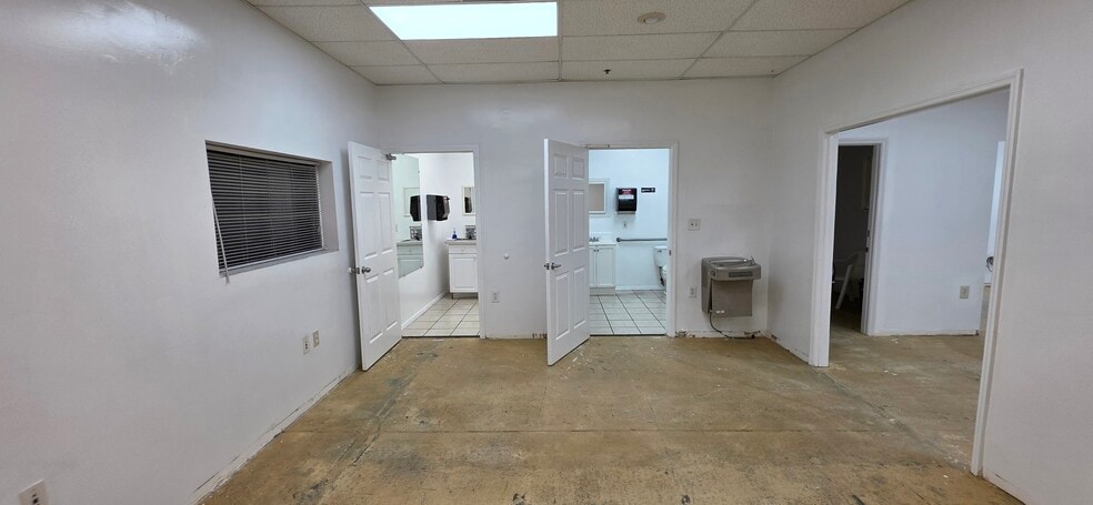 More Photos Of 7810 Kingspointe Pky, Orlando Warehouse For Lease