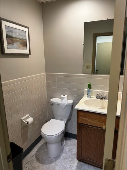 More Photos Of 4228 S Hocker Dr, Independence Office For Sale