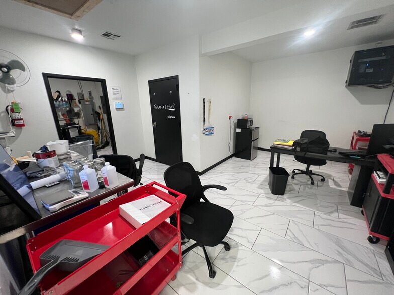 More Photos Of 7727 N May Ave, Oklahoma City General Retail For Lease