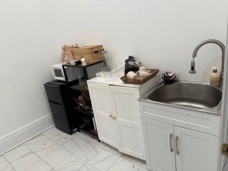 More Photos Of 40 Wall St, Norwalk Freestanding For Lease