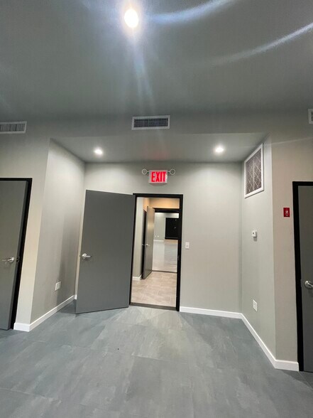 More Photos Of 194 Gordon St, Staten Island Showroom For Lease